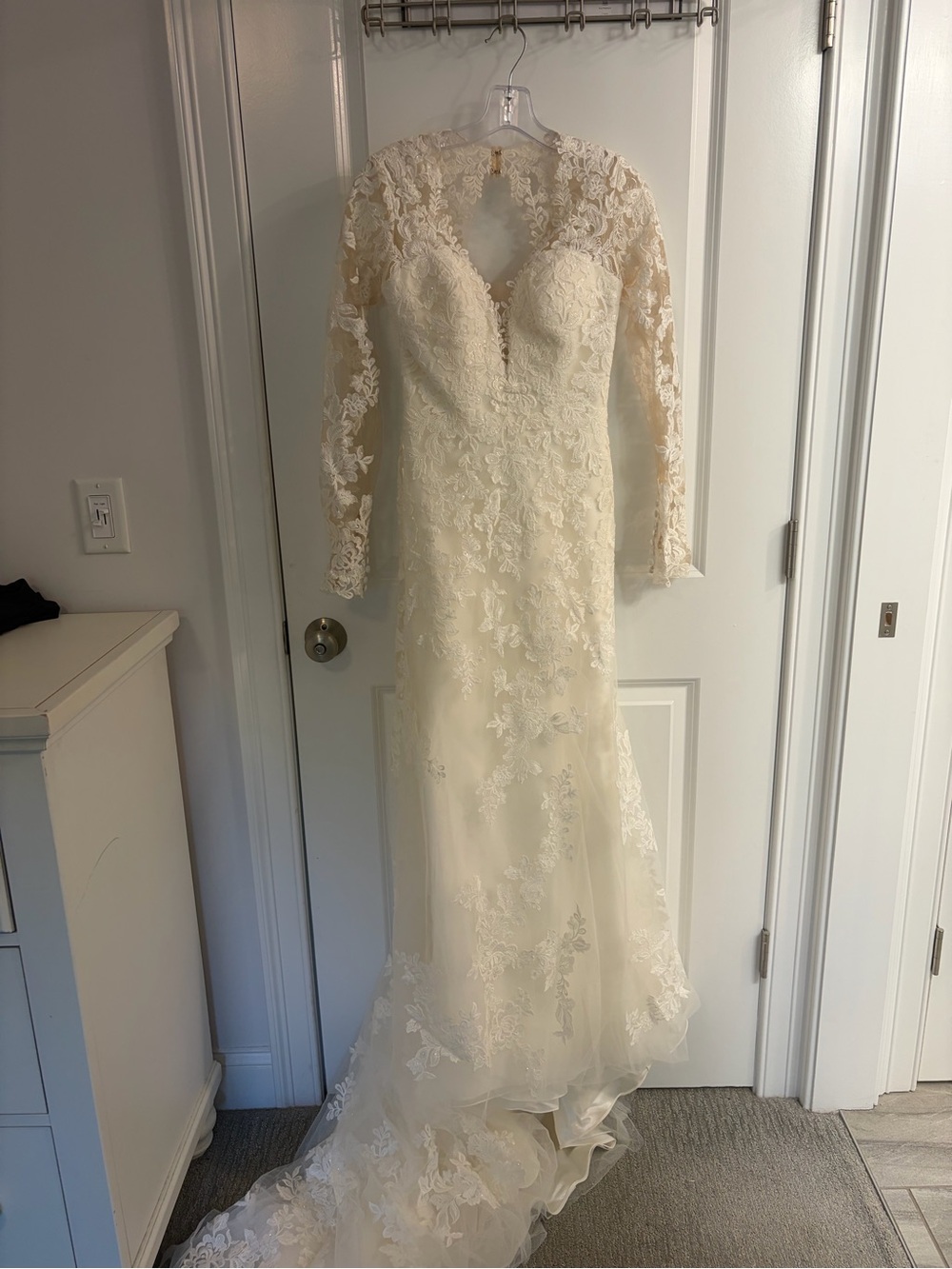 Stella York Ivory Lace Wedding Dress (6764CR) - Picture 2 of 12